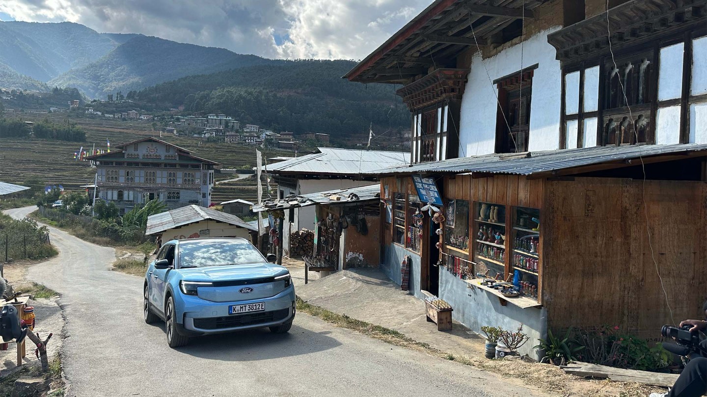 Den elektriske Ford Explorer mod en magisk Bhutan-kulisse - et billedskønt øjeblik!