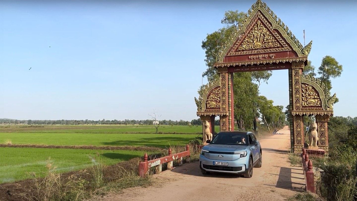 Ford Explorer kører gennem en port i Cambodia