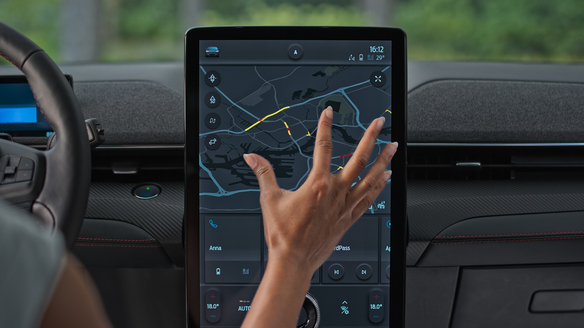 En feminin hånd bruger FordPass-appen på Next Generation SYNC -skærmen