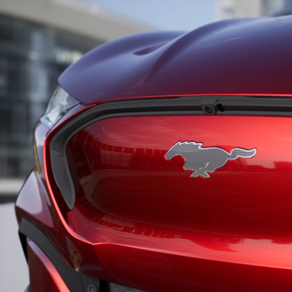 Helt ny Ford Mustang Mach-E AWD-model Pony-badge set tæt på