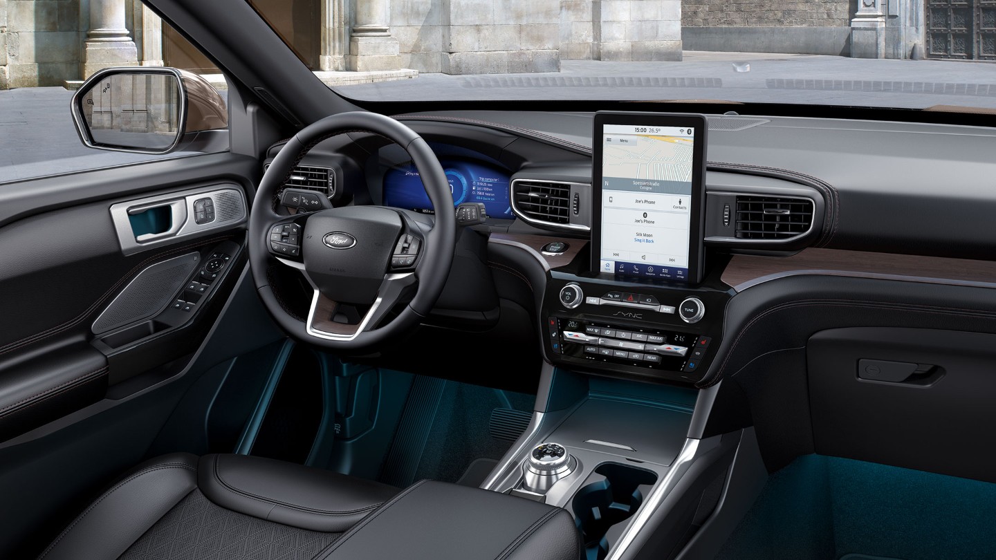 Ford Explorer indvendig med rat og SYNC skærm
