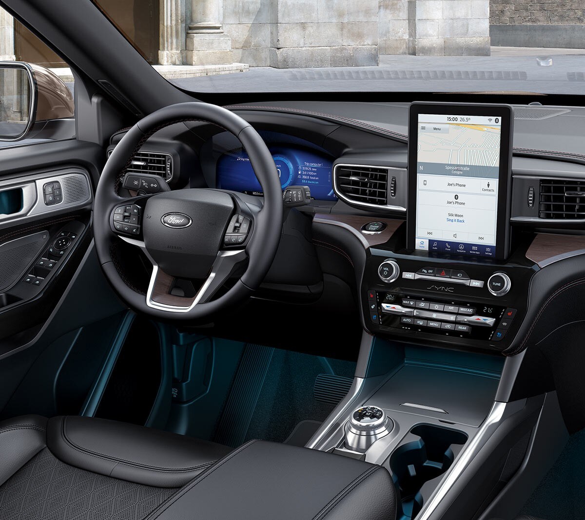 Ford Mondeo indvendige kabine set fra bagsædet med en person, der sidder i førersædet og kontrollerer bakkamera