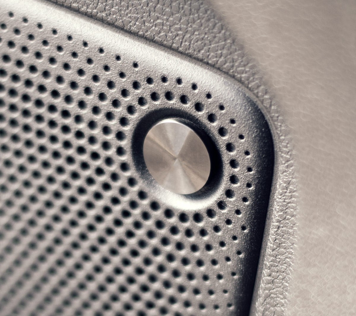 Helt nyt Ford Kuga interiør viser nærbillede af B&O lydsystem