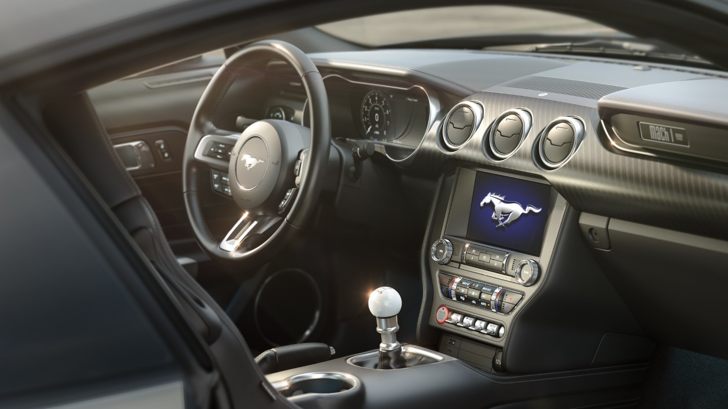 Ford Mustang Mach 1 viser indvendig synkroniseringsskærm
